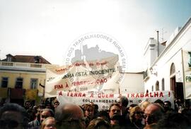 Manifestação durante a visita de FHC a Santarém (Santarém (Espanha), [sem data]) [fotografia] / Fotógrafo(a) : [sem autoria]. -- Ref.: BR-SPMST_MST-SN-CIN_AMP_001121-009273-RIT.