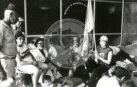 Mobilização no Ministério do Trabalho (Rio Grande do Sul, [sem data]) [fotografia] / Fotógrafo(a) : Débora Lerrer. -- Ref.: BR-SPMST_MST-SN-CIN_AMP_000477-002788-AMT.