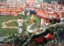 Chegada da Marcha Naciona à Brasília (Brasília-DF, 17 abr. 1997) [fotografia] / Fotógrafo(a) : Douglas Mansur. -- Ref.: BR-SPMST_MST-SN-CIN_AMP_001398-011082-MAC.