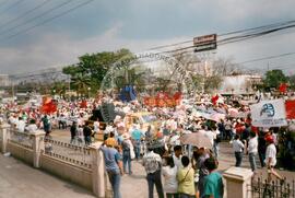 Viagem de Joelson, Ênio e João Pedro (Ásia, 1996) [fotografia] / Fotógrafo(a) : Lito Ocampo. -- Ref.: BR-SPMST_MST-SN-CIN_AMP_001137-009480-RIT.