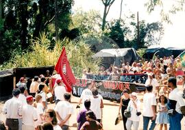 Acampamento " Nova Canudos" do MST (Porto Feliz-SP, 1999) [fotografia] / Fotógrafo(a) : Douglas Mansur. -- Ref.: BR-SPMST_MST-SN-CIN_AMP_000048-000366-ACP.