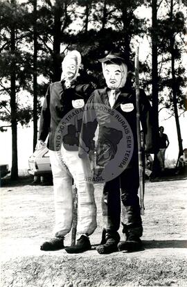 Protesto contra a violência da PM na "Fazenda Annoni" (Rio Grande do Sul, 02 out. 1986) [fotografia] / Fotógrafo(a) : Karine Emerich. -- Ref.: BR-SPMST_MST-SN-CIN_AMP_000452-002628-AMT.