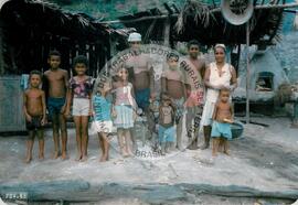 Família assentada assentamento do MST [ sem identificação] (Espírito Santo, fev. 1988) [fotografia] / Fotógrafo(a) : Arquivo MST. -- Ref.: BR-SPMST_MST-SN-CIN_AMP_000325-001574-ASS.