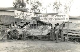 Manifestação de posseiros da "Fazenda Seringal" (Ouro Preto D'Oeste-RO, jul. 1989) [fotografia] / Fotógrafo(a) : Itelvina Massioli ; Wanda Lúcia. -- Ref.: BR-SPMST_MST-SN-CIN_AMP_000442-002572-AMT.