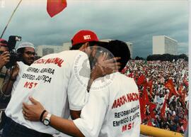 Chegada da Marcha Naciona à Brasília (Brasília-DF, 17 abr. 1997) [fotografia] / Fotógrafo(a) : Douglas Mansur. -- Ref.: BR-SPMST_MST-SN-CIN_AMP_001398-011109-MAC.