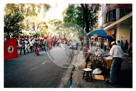 Mobilização para Marcha das Mulheres do acampamento "Terra sem males" do MST na Praça da Sé (São Paulo-SP, 08 mar. 2002) [fotografia] / Fotógrafo(a) : Arquivo MST. -- Ref.: BR-SPMST_MST-SN-CIN_AMP_000399-002284-AMT.