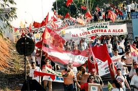 Entrega do resultado do plesbicito da ALCA atividades nacionais conjuntas (Distrito Federal (Brasil), 16 set. 2001) [fotografia] / Fotógrafo(a) : Gildo Aguiar. -- Ref.: BR-SPMST_MST-SN-CIN_AMP_000586-003309-AMT.