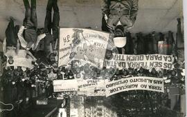 Acampados da Fazenda Annoni ocupam a sede do INCRA (Porto Alegre-RS, 29 nov. 1985) [fotografia] / Fotógrafo(a) : Karine Emerich ; Guto ; Protássio Nenê. -- Ref.: BR-SPMST_MST-SN-CIN_AMP_001842-014059-OCU.