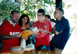 Partida de futebol entre o time do MST e do Chico Buarque (Rio de Janeiro (Estado), mar. 2000) [fotografia] / Fotógrafo(a) : Maysa Mendonça. -- Ref.: BR-SPMST_MST-SN-CIN_AMP_000805-005210-CUL.