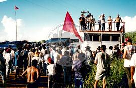 Acampamento "Nova Canudos" do MST (Porto Feliz-SP, fev. 1999) [fotografia] / Fotógrafo(a) : Douglas Mansur. -- Ref.: BR-SPMST_MST-SN-CIN_AMP_000047-000320-ACP.