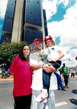 Chegada da Marcha Popular à Brasília (Brasília-DF, 07 out. 1999) [fotografia] / Fotógrafo(a) : Douglas Mansur. -- Ref.: BR-SPMST_MST-SN-CIN_AMP_001396-010991-MAC.