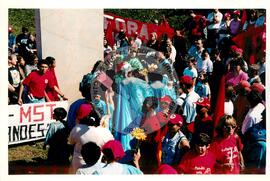 Inauguração do Monumento em homenagem a Antônio Tavares Pereira (Curitiba-PR, 01 mai. 2001) [fotografia] / Fotógrafo(a) : Douglas Mansur. -- Ref.: BR-SPMST_MST-SN-CIN_AMP_001028-008138-ELF.