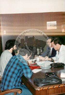 Audiência de Marcos Polombim e dirigentes do MST (Brasil, [sem data]) [fotografia] / Fotógrafo(a) : Volnei Manfron. -- Ref.: BR-SPMST_MST-SN-CIN_AMP_000687-003856-ARV.