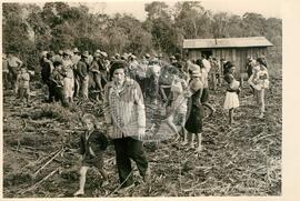 Despejo Fazenda Anoni (Marmeleiro-PR, 22 ago. 1984) [fotografia] / Fotógrafo(a) : Carlos Ruggi. -- Ref.: BR-SPMST_MST-SN-CIN_AMP_001754-012859-VPP.