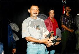 Lançamento da Revista Sem Terra (São Paulo (Estado), 03 jul. 1997) [fotografia] / Fotógrafo(a) : Francisca P. Montejo ; Saulo Pompermayer ; Douglas Mansur ; . -- Ref.: BR-SPMST_MST-SN-CIN_AMP_000692-003915-ARV.