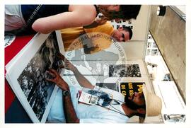 Semana Nacional de Cultura Brasileira e Reforma Agrária (Rio de Janeiro-RJ, 18 mar. 2002) [fotografia] / Fotógrafo(a) : Luciney Martins. -- Ref.: BR-SPMST_MST-SN-CIN_AMP_001820-013585-NDT.