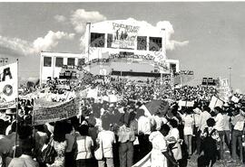 Encontro Nacional das Com. Eclesiais de Base / 3ª Romaria da Terra em Goiás – Encerramento, 6o (Goiás, 25 jul. 1986) [fotografia] / Fotógrafo(a) : Douglas Mansur. -- Ref.: BR-SPMST_MST-SN-CIN_AMP_000964-007653-ENC.