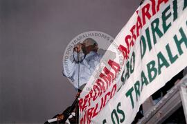 Manifestação na Praça da Sé (São Paulo-SP, [sem data]) [fotografia] / Fotógrafo(a) : Douglas Mansur ; Debora Lerrer. -- Ref.: BR-SPMST_MST-SN-CIN_AMP_000411-002456-AMT.
