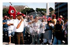 Mobilização no 1º de Maio na Praça da Sé (São Paulo-SP, 01 mai. 1999) [fotografia] / Fotógrafo(a) : Douglas Mansur. -- Ref.: BR-SPMST_MST-SN-CIN_AMP_000395-002200-AMT.