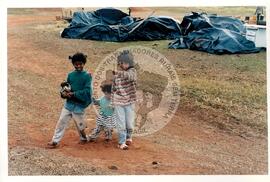 Acampamento "Guarantã" (São Paulo (Estado), jul. 1998) [fotografia] / Fotógrafo(a) : Douglas Mansur. -- Ref.: BR-SPMST_MST-SN-CIN_AMP_000045-000210-ACP.