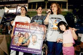 Familiares dos cinco cubanos presos políticos dos EUA -FSM (Cuba, 2003) [fotografia] / Fotógrafo(a) : João Zinclar. -- Ref.: BR-SPMST_MST-SN-CIN_AMP_001048-008488-RIT.