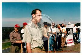 Inauguração do Monumento em homenagem a Antônio Tavares Pereira (Curitiba-PR, 01 mai. 2001) [fotografia] / Fotógrafo(a) : Douglas Mansur. -- Ref.: BR-SPMST_MST-SN-CIN_AMP_001025-007975-ELF.