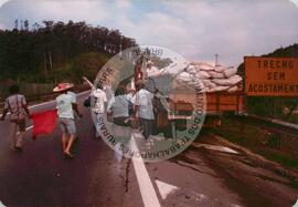 Caminhada (Promissão -SP, ago. 1992) [fotografia] / Fotógrafo(a) : Arquivo MST. -- Ref.: BR-SPMST_MST-SN-CIN_AMP_001420-011459-MAC.