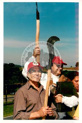 Inauguração do Monumento em homenagem a Antônio Tavares Pereira (Curitiba-PR, 01 mai. 2001) [fotografia] / Fotógrafo(a) : Douglas Mansur. -- Ref.: BR-SPMST_MST-SN-CIN_AMP_001025-007984-ELF.