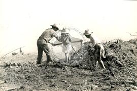 Assentamento do MST [sem identificação] (Ronda Alta-RS, set. 1989) [fotografia] / Fotógrafo(a) : Claudemir Bitencourt ; Arquivo MST. -- Ref.: BR-SPMST_MST-SN-CIN_AMP_000176-001262-ASS.