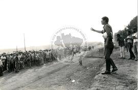 Protesto contra a violência da PM na "Fazenda Annoni" (Rio Grande do Sul, 02 out. 1986) [fotografia] / Fotógrafo(a) : Karine Emerich. -- Ref.: BR-SPMST_MST-SN-CIN_AMP_000452-002621-AMT.