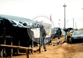 Acampamento " Nova Canudos" do MST (Porto Feliz-SP, 1999) [fotografia] / Fotógrafo(a) : Douglas Mansur. -- Ref.: BR-SPMST_MST-SN-CIN_AMP_000048-000432-ACP.