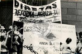 Mobilização Nacional Campanha Diretas Já na Praça da Sé (São Paulo-SP, 1984) [fotografia] / Fotógrafo(a) : [autoria n/d]. -- Ref.: BR-SPMST_MST-SN-CIN_AMP_000358-001713-AMT.