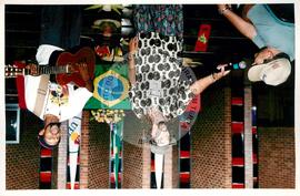 Semana Nacional de Cultura Brasileira e Reforma Agrária (Rio de Janeiro-RJ, 18 mar. 2002) [fotografia] / Fotógrafo(a) : João Laet. -- Ref.: BR-SPMST_MST-SN-CIN_AMP_001818-013482-NDT.