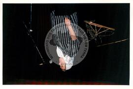 Mística de Abertura do Tribunal (Curitiba-PR, 02 mai. 2001) [fotografia] / Fotógrafo(a) : Douglas Mansur. -- Ref.: BR-SPMST_MST-SN-CIN_AMP_001917-014305-SJM.