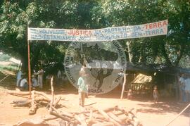 Acampamento do MST na BR-153 (Goiânia-GO, dez. 1986) [fotografia] / Fotógrafo(a) : Arquivo MST. -- Ref.: BR-SPMST_MST-SN-CIN_AMP_000007-000057-ACP.