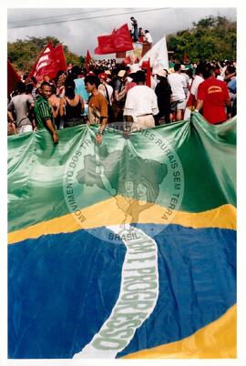 Manifestação e caminhada contra a base de Alcântara (Maranhão, 17 nov. 2002) [fotografia] / Fotógrafo(a) : Silvia Guimarães. -- Ref.: BR-SPMST_MST-SN-CIN_AMP_000530-002995-AMT.