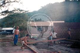 Assentamento "Justino" do MST - construção civil (Santa Catarina, [sem data]) [fotografia] / Fotógrafo(a) : Arquivo MST. -- Ref.: BR-SPMST_MST-SN-CIN_AMP_000203-001508-ASS.