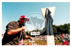 Inauguração do Monumento em homenagem a Antônio Tavares Pereira (Curitiba-PR, 01 mai. 2001) [fotografia] / Fotógrafo(a) : Douglas Mansur. -- Ref.: BR-SPMST_MST-SN-CIN_AMP_001025-007980-ELF.