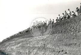 Protesto contra a violência da PM na "Fazenda Annoni" (Rio Grande do Sul, 19 out. 1986) [fotografia] / Fotógrafo(a) : Jussara Veron. -- Ref.: BR-SPMST_MST-SN-CIN_AMP_000454-002657-AMT.