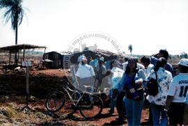 Visita a acampamento do MST [sem identificação] (Espírito Santo, [sem data]) [fotografia] / Fotógrafo(a) : Arquivo MST. -- Ref.: BR-SPMST_MST-SN-CIN_AMP_000006-000032-ACP.