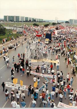 Chegada da Marcha Naciona à Brasília (Brasília-DF, 17 abr. 1997) [fotografia] / Fotógrafo(a) : Douglas Mansur. -- Ref.: BR-SPMST_MST-SN-CIN_AMP_001398-011088-MAC.