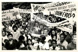 Manifestação de 4000 pessoas pela Reforma Agrária (Rio de Janeiro (Estado), 06 set. 1985) [fotografia] / Fotógrafo(a) : João Ripper. -- Ref.: BR-SPMST_MST-SN-CIN_AMP_000557-003101-AMT.