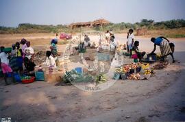 Pessoas morando na praia por falta de outro espaço (Ruanda, [sem data]) [fotografia] / Fotógrafo(a) : Arquivo MST. -- Ref.: BR-SPMST_MST-SN-CIN_AMP_001096-008988-RIT.