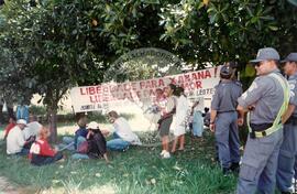 Manifestação na Embaixada da Indonésia pró Timor Leste (Brasília-DF, 10 dez. 1996) [fotografia] / Fotógrafo(a) : Arquivo MST. -- Ref.: BR-SPMST_MST-SN-CIN_AMP_001133-009363-RIT.