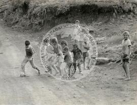 Assentamento "Derrubada" do MST (Ponte Serrada-SC, jan. 1986) [fotografia] / Fotógrafo(a) : Milton Soares. -- Ref.: BR-SPMST_MST-SN-CIN_AMP_000190-001349-ASS.