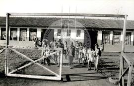 Escola em assentamento (Santa Catarina, 1997) [fotografia] / Fotógrafo(a) : Arquivo MST. -- Ref.: BR-SPMST_MST-SN-CIN_AMP_000887-006216-EDU.