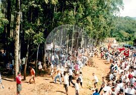Acampamento " Nova Canudos" do MST (Porto Feliz-SP, 1999) [fotografia] / Fotógrafo(a) : Douglas Mansur. -- Ref.: BR-SPMST_MST-SN-CIN_AMP_000048-000408-ACP.