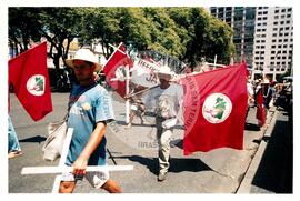 Mobilização para Marcha das Mulheres do acampamento "Terra sem males" do MST na Praça da Sé (São Paulo-SP, 08 mar. 2002) [fotografia] / Fotógrafo(a) : Arquivo MST. -- Ref.: BR-SPMST_MST-SN-CIN_AMP_000399-002246-AMT.