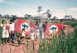 Assentamento "Retiro e Velho" do MST (Itapirapuã-GO, [sem data]) [fotografia] / Fotógrafo(a) : Reginaldo Pacheco. -- Ref.: BR-SPMST_MST-SN-CIN_AMP_000161-001166-ASS.