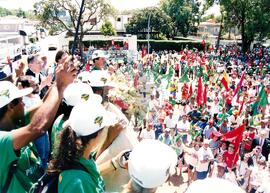 Chegada da Marcha Popular à Brasília (Brasília-DF, 07 out. 1999) [fotografia] / Fotógrafo(a) : Douglas Mansur. -- Ref.: BR-SPMST_MST-SN-CIN_AMP_001396-010979-MAC.